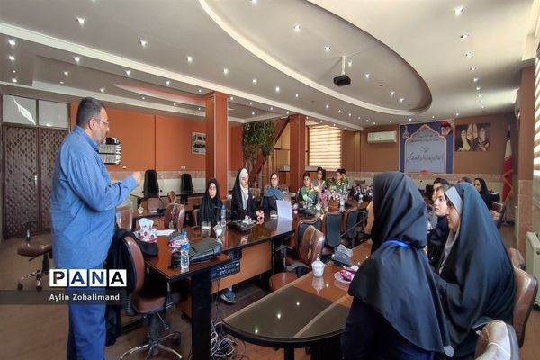 جلسه آموزشی خبر‌نویسی ویژه طرح هر مدرسه یک خبرنگار در شهرستان رباط‌کریم