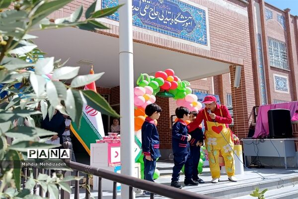برگزاری جشن شکوفه‌ها در دبستان حاج تقی احدیان ناحیه ۶ مشهد مقدس همزمان با مدارس سراسر کشور