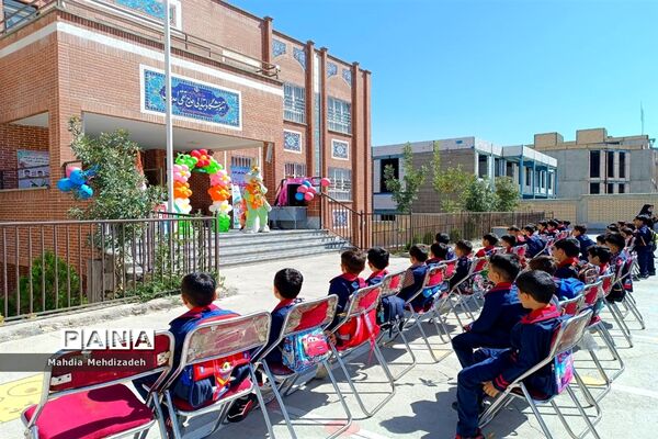 برگزاری جشن شکوفه‌ها در دبستان حاج تقی احدیان ناحیه ۶ مشهد مقدس همزمان با مدارس سراسر کشور