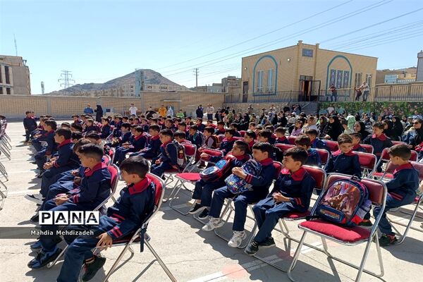 برگزاری جشن شکوفه‌ها در دبستان حاج تقی احدیان ناحیه ۶ مشهد مقدس همزمان با مدارس سراسر کشور