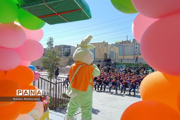 برگزاری جشن شکوفه‌ها در دبستان حاج تقی احدیان ناحیه ۶ مشهد مقدس همزمان با مدارس سراسر کشور