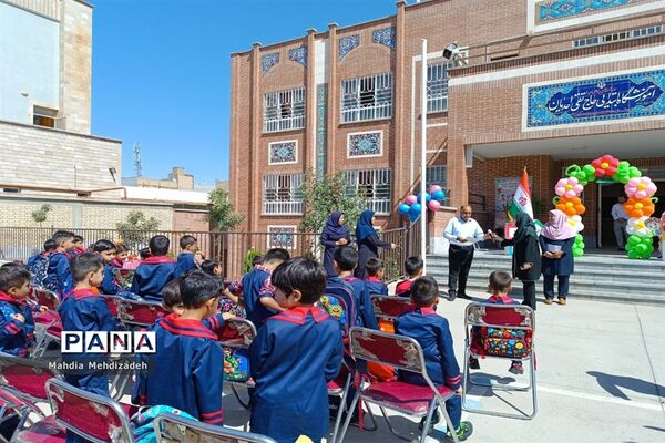 برگزاری جشن شکوفه‌ها در دبستان حاج تقی احدیان ناحیه ۶ مشهد مقدس همزمان با مدارس سراسر کشور