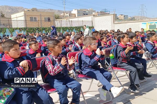 برگزاری جشن شکوفه‌ها در دبستان حاج تقی احدیان ناحیه ۶ مشهد مقدس همزمان با مدارس سراسر کشور