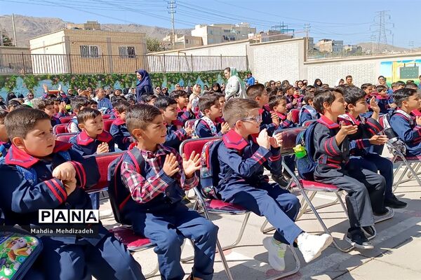 برگزاری جشن شکوفه‌ها در دبستان حاج تقی احدیان ناحیه ۶ مشهد مقدس همزمان با مدارس سراسر کشور