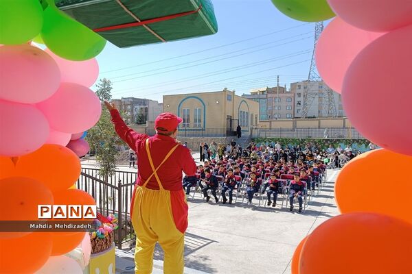 برگزاری جشن شکوفه‌ها در دبستان حاج تقی احدیان ناحیه ۶ مشهد مقدس همزمان با مدارس سراسر کشور