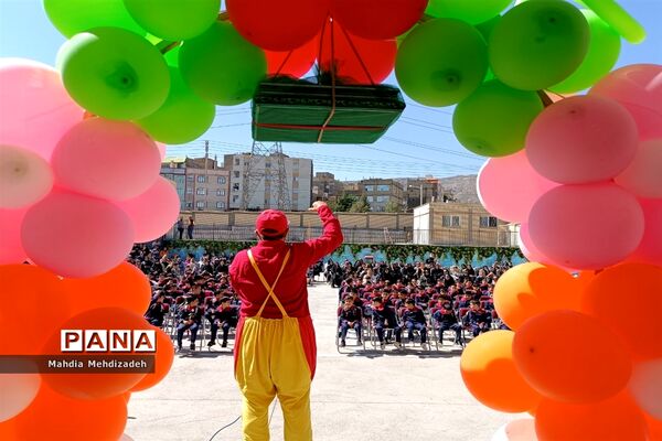 برگزاری جشن شکوفه‌ها در دبستان حاج تقی احدیان ناحیه ۶ مشهد مقدس همزمان با مدارس سراسر کشور