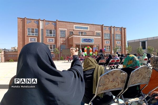 برگزاری جشن شکوفه‌ها در دبستان حاج تقی احدیان ناحیه ۶ مشهد مقدس همزمان با مدارس سراسر کشور