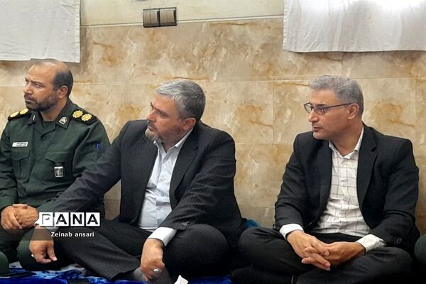 دیدار مسئولان شهری و دانش‌‌‌آموزان ملارد با خانواده شهدا در هفته دفاع مقدس