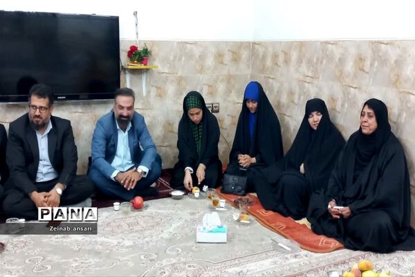 دیدار مسئولان شهری و دانش‌‌‌آموزان ملارد با خانواده شهدا در هفته دفاع مقدس