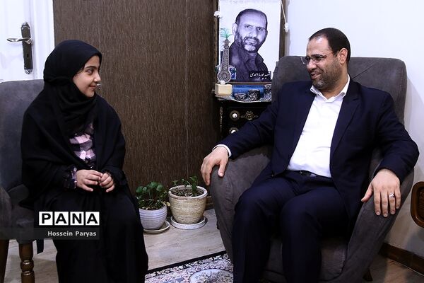 دیدار وزیر آموزش و پرورش با خانواده شهید مدافع امنیت، شهید پوریا احمدی