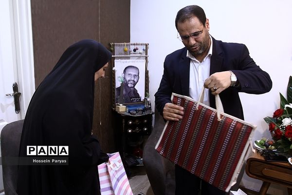 دیدار وزیر آموزش و پرورش با خانواده شهید مدافع امنیت، شهید پوریا احمدی