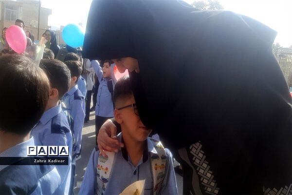 نواختن زنگ شکوفه‌ها در مدرسه شاهد باقرالعلوم آباده