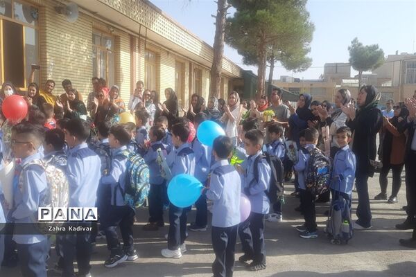 نواختن زنگ شکوفه‌ها در مدرسه شاهد باقرالعلوم آباده