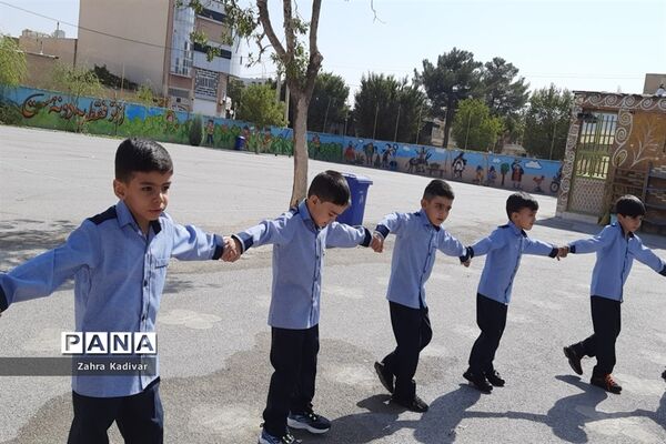 نواختن زنگ شکوفه‌ها در مدرسه شاهد باقرالعلوم آباده