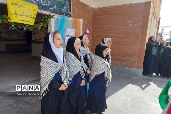 برگزاری جشن شکوفه‌ها دردبستان ریحانه طهوریان