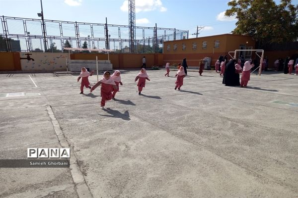 برگزاری جشن شکوفه‌ها دردبستان ریحانه طهوریان