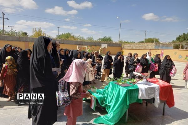 برگزاری جشن شکوفه‌ها دردبستان ریحانه طهوریان