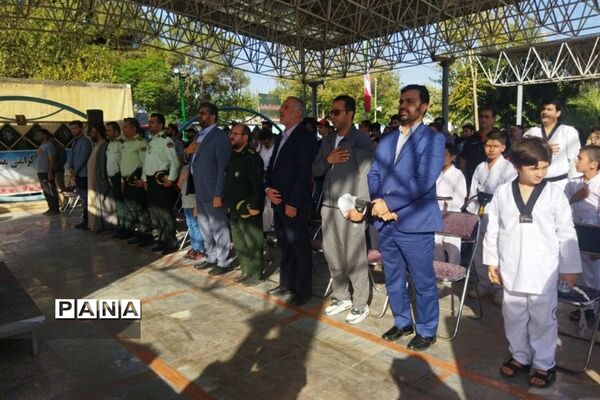 پیاده‌روی خانوادگی به مناسبت هفته دفاع مقدس در شهرستان‌قرچک