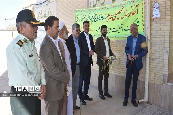 نواختن زنگ مهر و ایثار و مقاومت در مدارس بهاباد