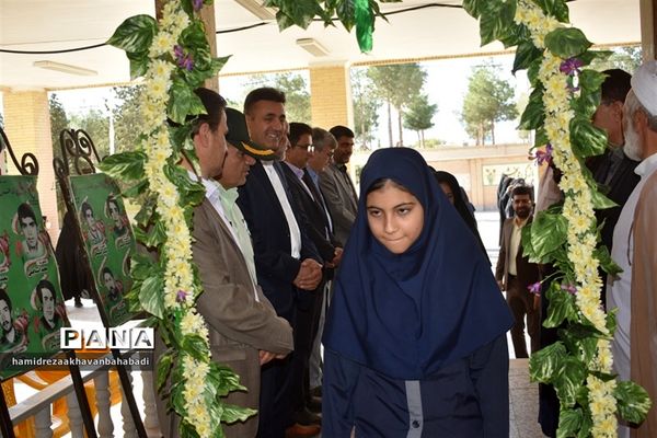 نواختن زنگ مهر و ایثار و مقاومت در مدارس بهاباد