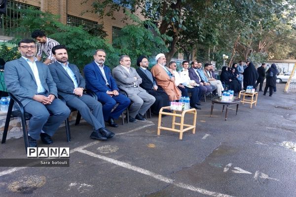 آیین نواختن زنگ مهر در منطقه ۱۸