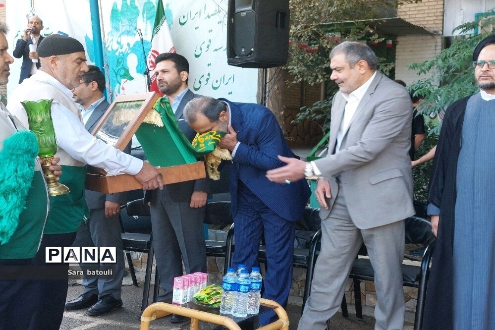 آیین نواختن زنگ مهر در منطقه ۱۸