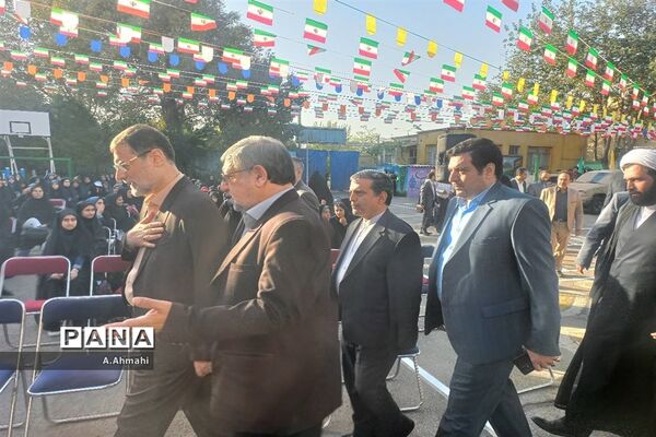 مراسم نواختن زنگ نمادین آغاز سال تحصیلی ۱۴۰۳-۱۴۰۲ در منطقه ۱۵