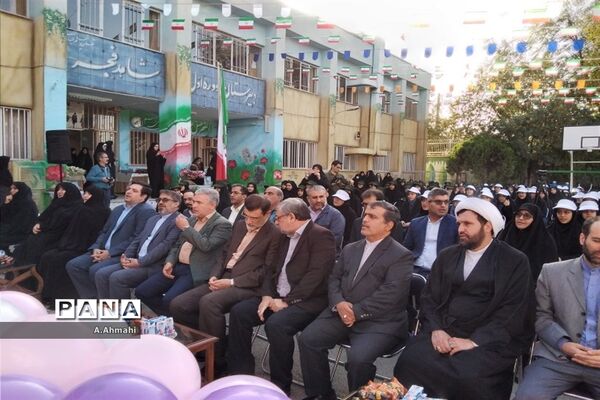 مراسم نواختن زنگ نمادین آغاز سال تحصیلی ۱۴۰۳-۱۴۰۲ در منطقه ۱۵