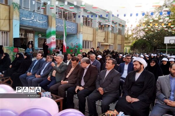 مراسم نواختن زنگ نمادین آغاز سال تحصیلی ۱۴۰۳-۱۴۰۲ در منطقه ۱۵