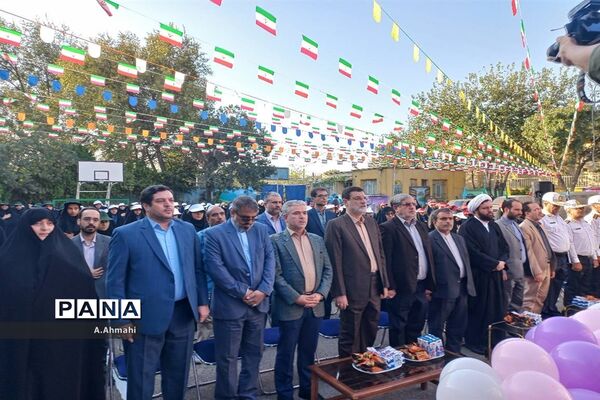 مراسم نواختن زنگ نمادین آغاز سال تحصیلی ۱۴۰۳-۱۴۰۲ در منطقه ۱۵