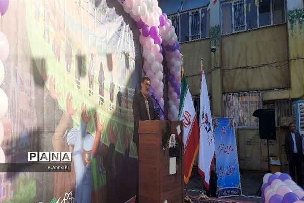 مراسم نواختن زنگ نمادین آغاز سال تحصیلی ۱۴۰۳-۱۴۰۲ در منطقه ۱۵