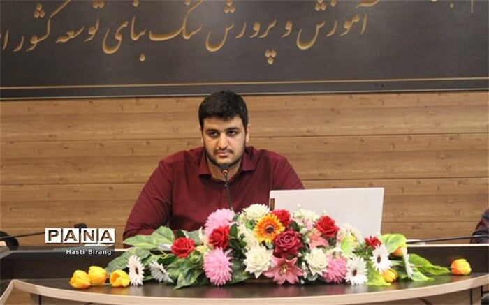 خبرنگاران عنصر اصلی جریان اطلاع‌رسانی در رسانه هستند