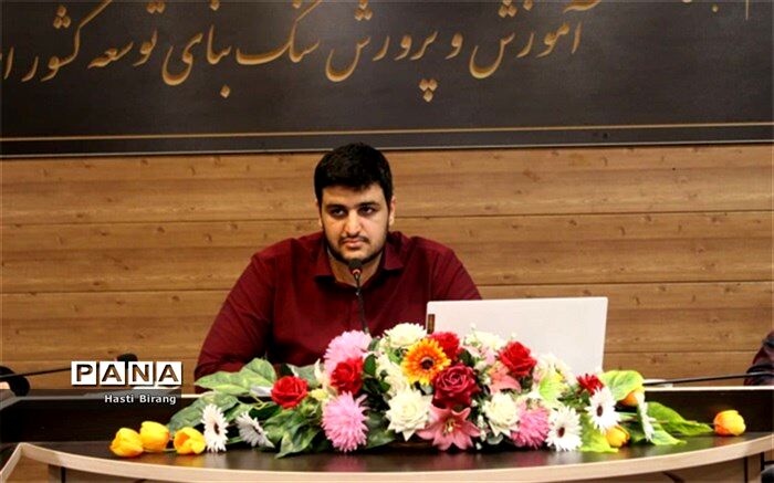 خبرنگاران عنصر اصلی جریان اطلاع‌رسانی در رسانه هستند
