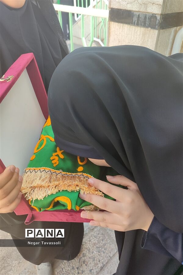 نواختن زنگ مهر در مدرسه شاهد 16 ناحیه چهار شیراز