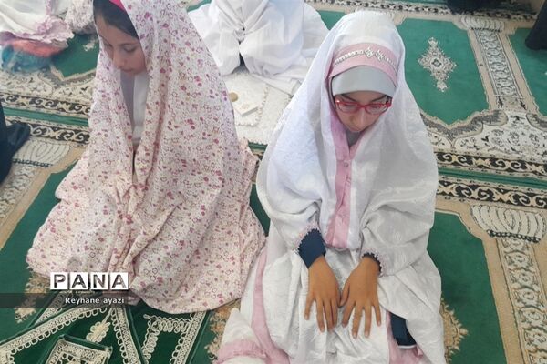 اقامه اولین نماز جماعت در مدرسه ۱۷ شهریور ناحیه ۵ شهر اصفهان