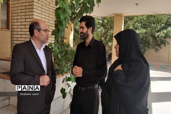 اقامه اولین نماز جماعت در مدرسه ۱۷ شهریور ناحیه ۵ شهر اصفهان