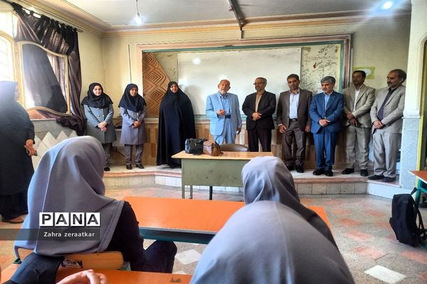 نواخته شدن زنگ آغاز سال تحصیلی در مشهد با حضور معاون رئیس جمهوری در مشهد