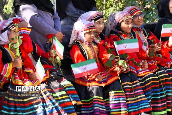 نواخته شدن زنگ آغاز سال تحصیلی در مشهد با حضور معاون رئیس جمهوری در مشهد