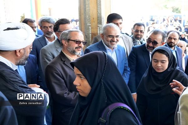 نواخته شدن زنگ آغاز سال تحصیلی در مشهد با حضور معاون رئیس جمهوری در مشهد