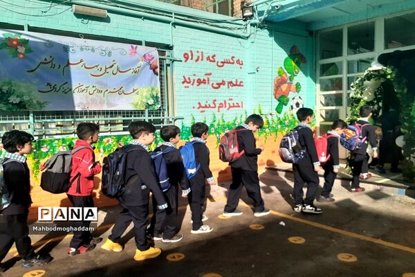 جشن آغاز سال تحصیلی جدید در دبستان احمد معینی منطقه ۱۳
