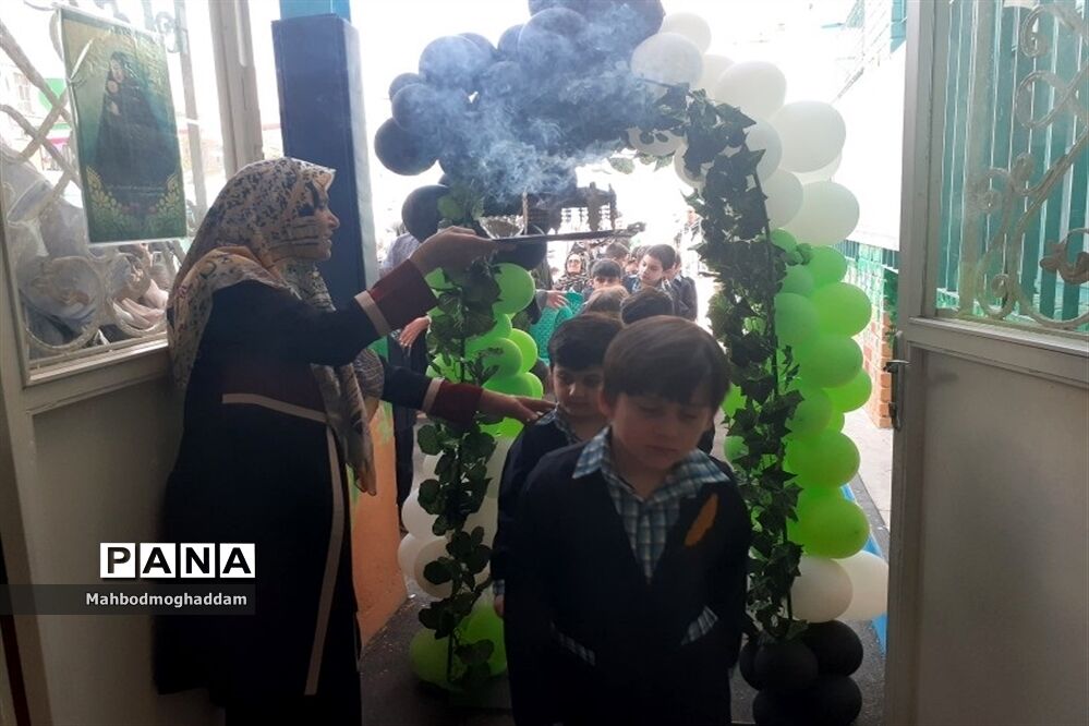 جشن آغاز سال تحصیلی جدید در دبستان احمد معینی منطقه ۱۳