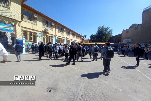 زنگ آغاز سال تحصیلی جدید در دبیرستان سلمان پارسی
