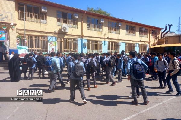 زنگ آغاز سال تحصیلی جدید در دبیرستان سلمان پارسی