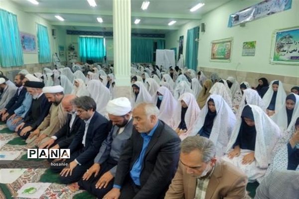 اقامه نماز جماعت در اولین روز بازگشایی مدارس خراسان جنوبی