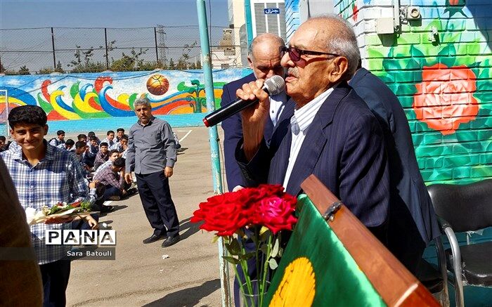دانش‌آموزان تلاش کنند تا کشور را سربلند کنند