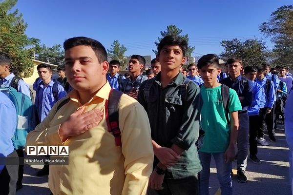 زنگ مهر و ایثار در دبیرستان نمونه آیت‌الله خامنه‌ای کاشمر