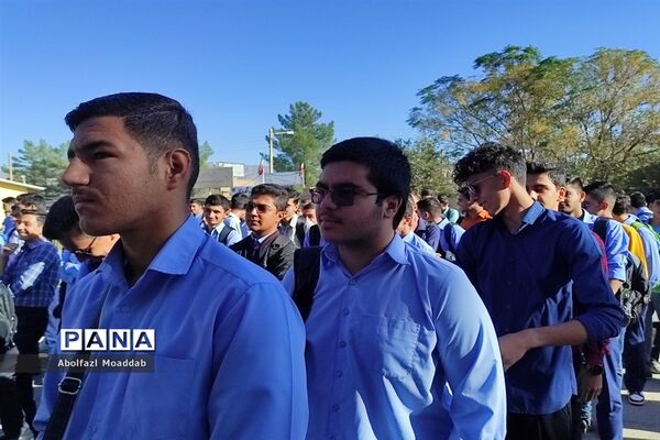 زنگ مهر و ایثار در دبیرستان نمونه آیت‌الله خامنه‌ای کاشمر
