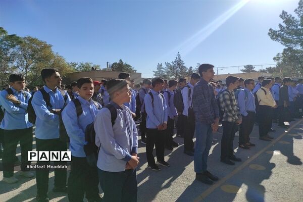 زنگ مهر و ایثار در دبیرستان نمونه آیت‌الله خامنه‌ای کاشمر