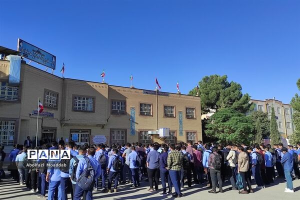 زنگ مهر و ایثار در دبیرستان نمونه آیت‌الله خامنه‌ای کاشمر