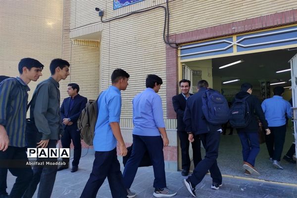 زنگ مهر و ایثار در دبیرستان نمونه آیت‌الله خامنه‌ای کاشمر